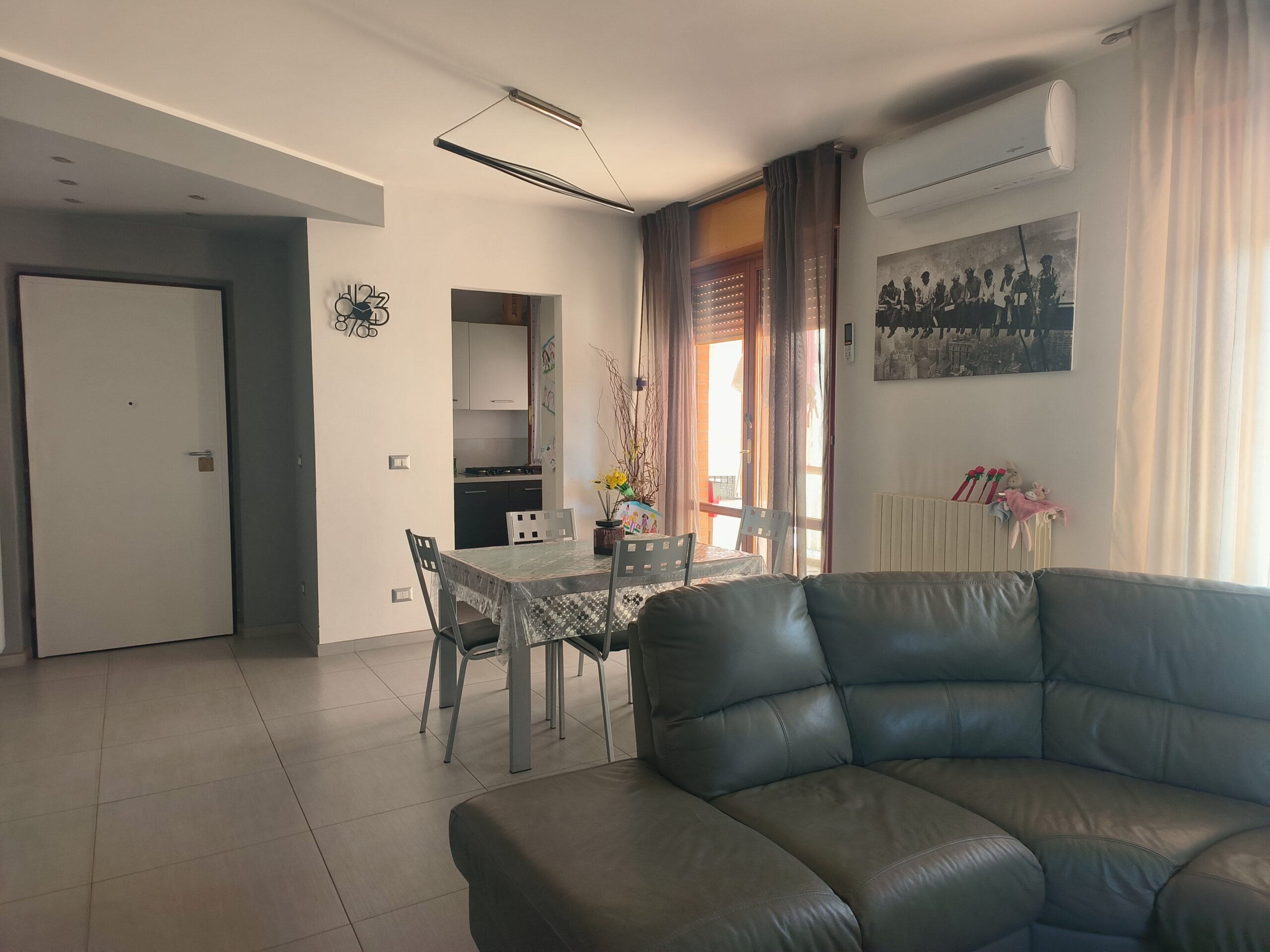 ANCONA – ZONA PASSO VARANO – OTTIMA SOLUZIONE DI TESTA CON GIARDINO E GARAGE